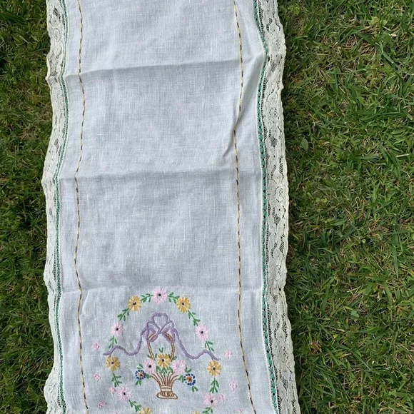 Table runner - Picture 3 of 4